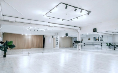 Танцевальная студия с большой базой клиентов