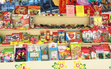 Островок с товарами для детского творчества и готовыми игрушками с прибылью 150 000 рублей