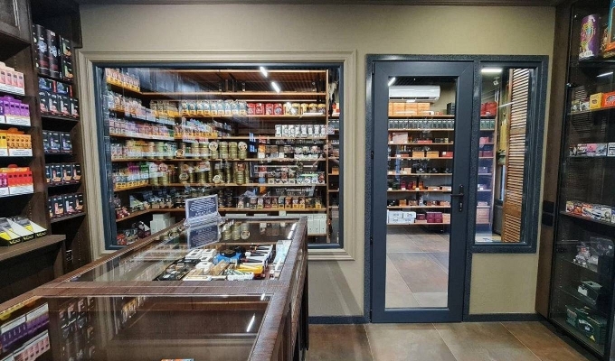 Магазин табака в прикассовой зоне супермаркета