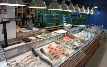 Рыбный магазин на оживленном рынке