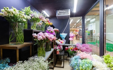 Два цветочных магазина в локациях с высоким трафиком