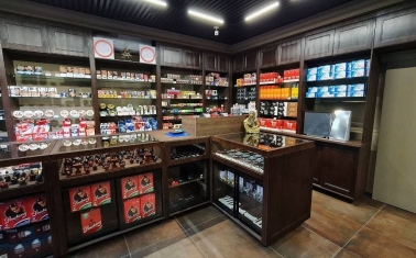 Магазин табака в прикассовой зоне супермаркета