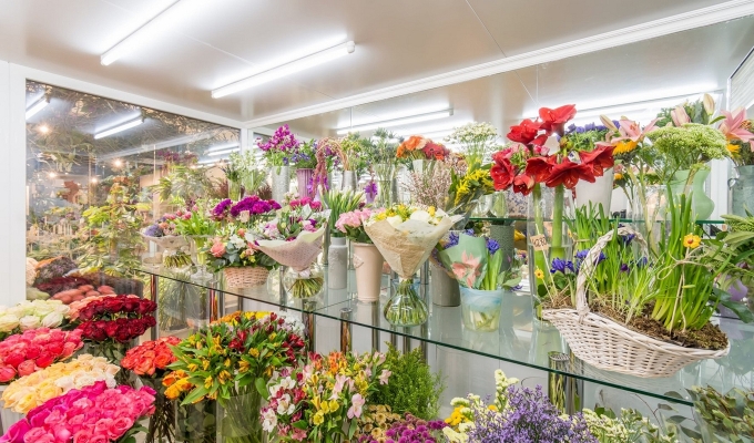 Магазин цветов у метро в крупном ТЦ Москвы