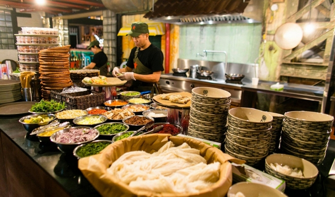 Корнер вьетнамской еды в ТЦ густонаселенного района