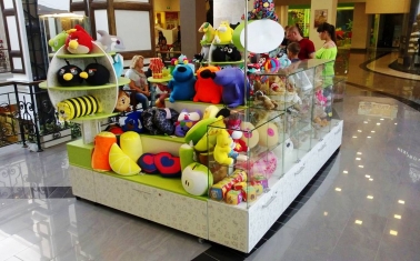 Островки детских игрушек и сладостей в крупном ТРЦ