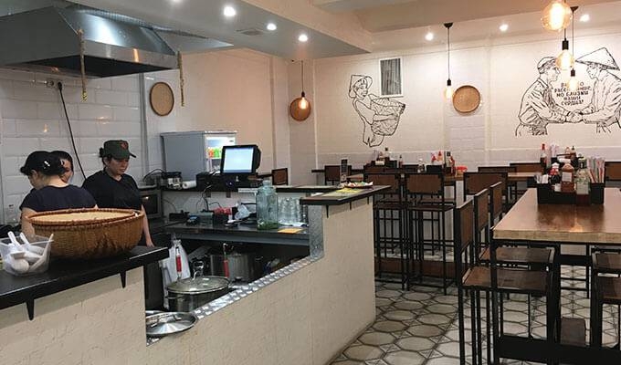 Кафе вьетнамской кухни с открытой рабочей зоной