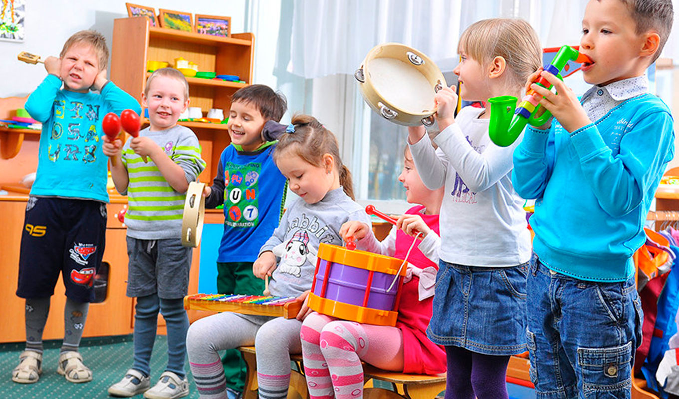Воспитываем с игрой. Дети в детском саду. Дети на музыкальном занятии. Музыкальное занятие в садике. Дети в саду.