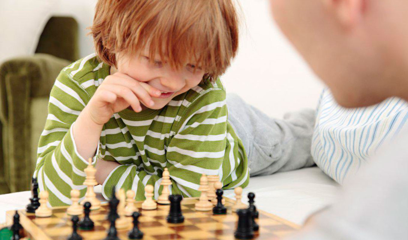 Had kid game. Шахматы для детей. Дети играют в шахматы. Ребенок шахматист. Шахматный кружок для детей.