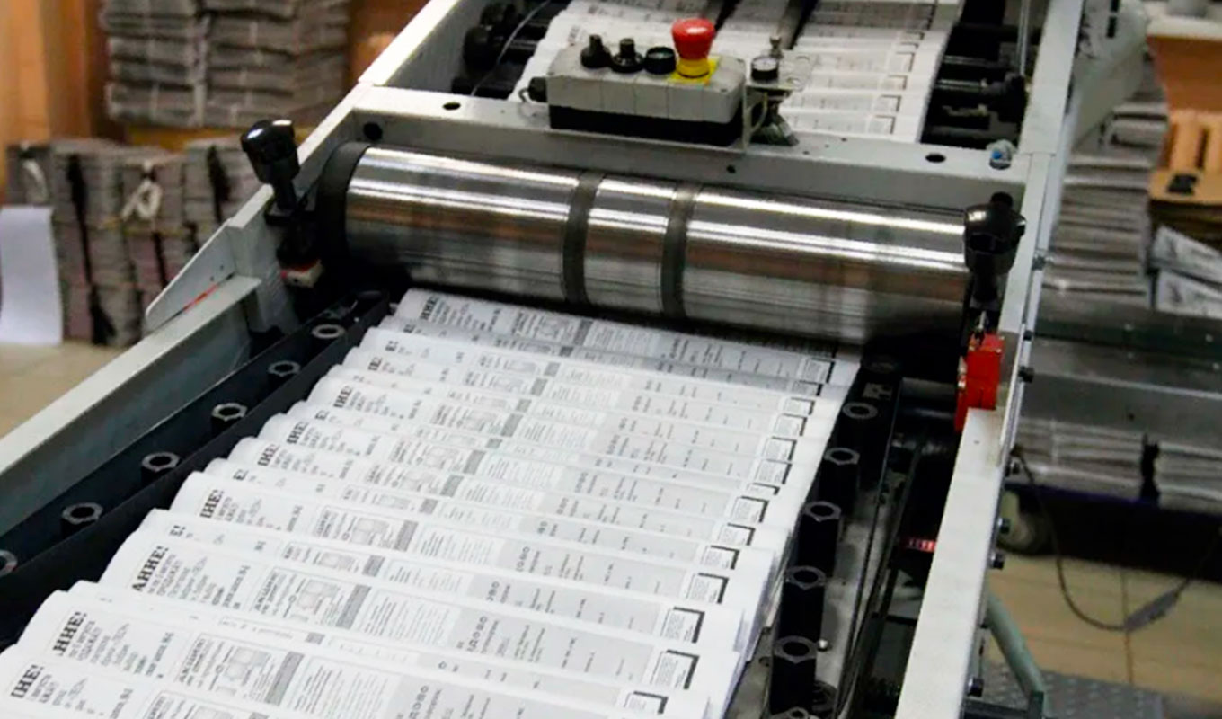 Тираж в печати. Современный печатный станок. Печатные станки для типографии. Станок для печати газет. Печать газеты в типографии.