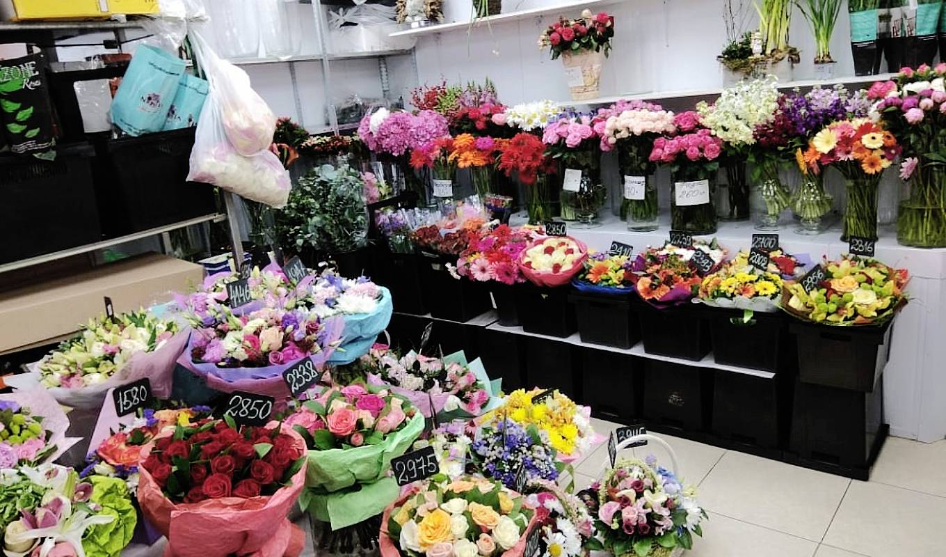 Цветочный магазин баз. Цветочный рынок. Цветочная база на Киевской. Цветочный ряд букеты. Магазин склад цветов.