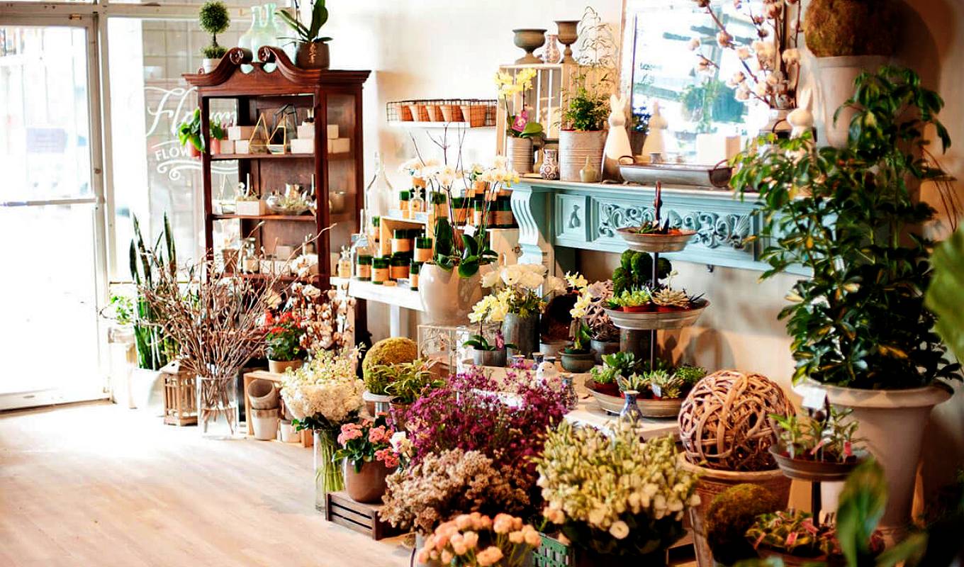 Цветочный магазин м. Цветочный магазин. Стол для цветочного магазина. Дизайн цветочного магазина. Внутренний интерьер цветочного магазина.