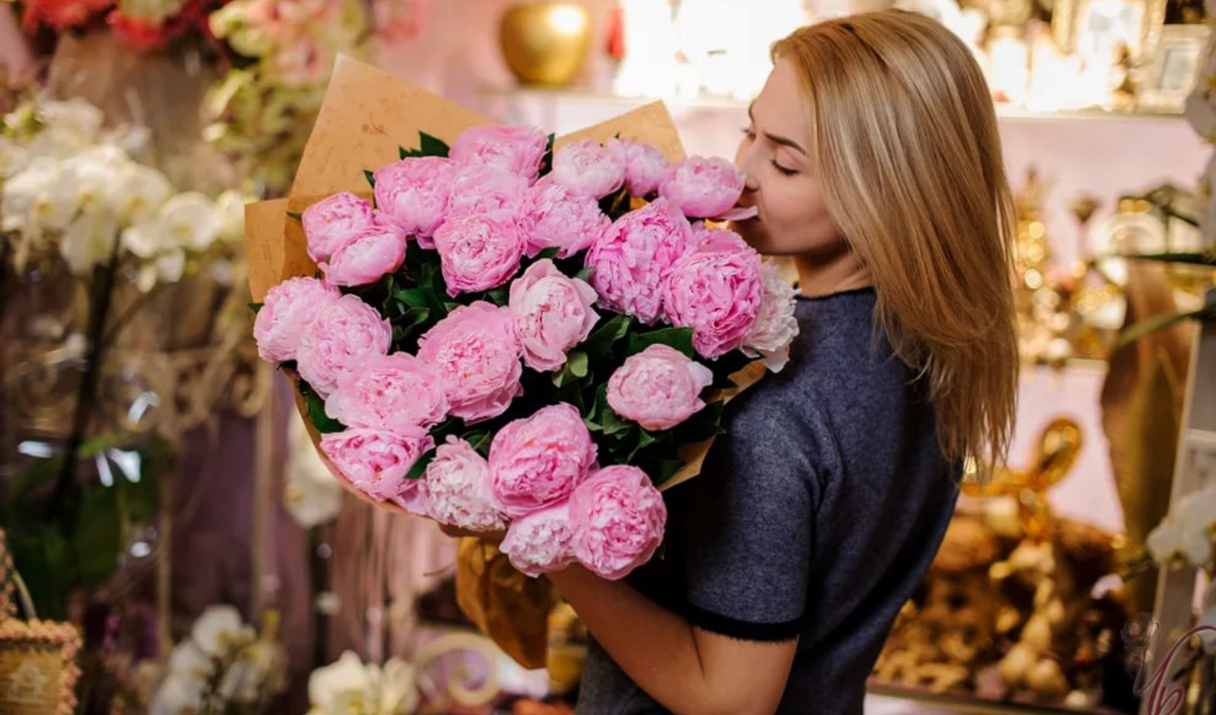 Заказать подарок цветы. Букет цветов для женщины. Девушка с пионом. Букет "девушке". Девушка с розой.