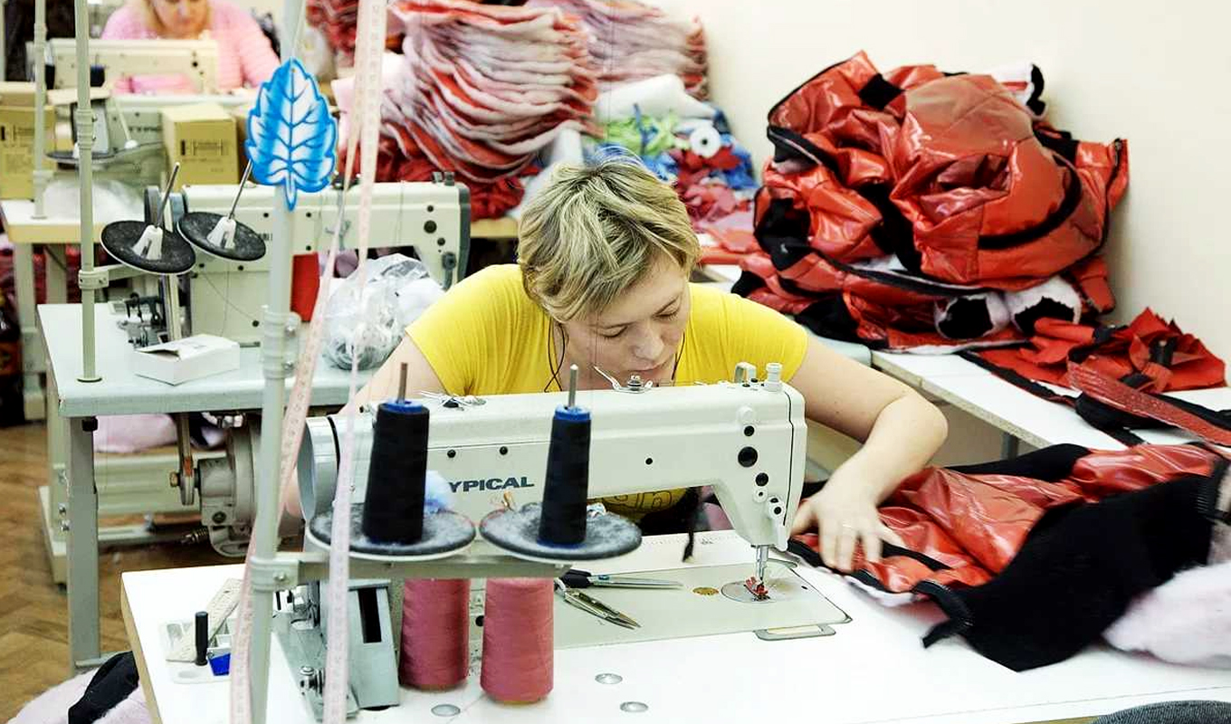 Фабрики пошива женской одежды. Фабрика пошива одежды. Предприятие по пошиву одежды. Фабрика пошив. Швейный цех.