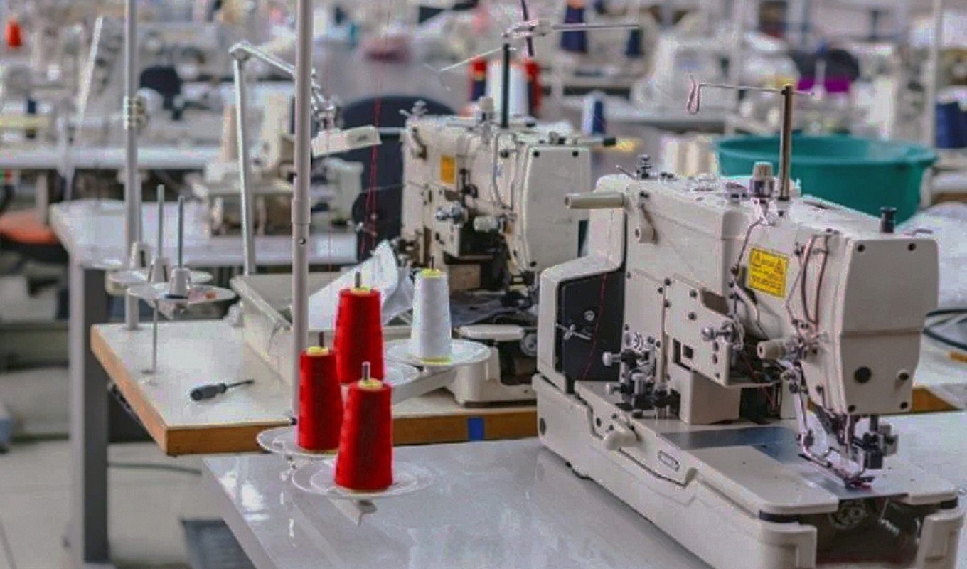 Фабрики одежды производителя. Швейный цех. Швейная промышленность. Оборудование для швейного производства. Производство одежды.