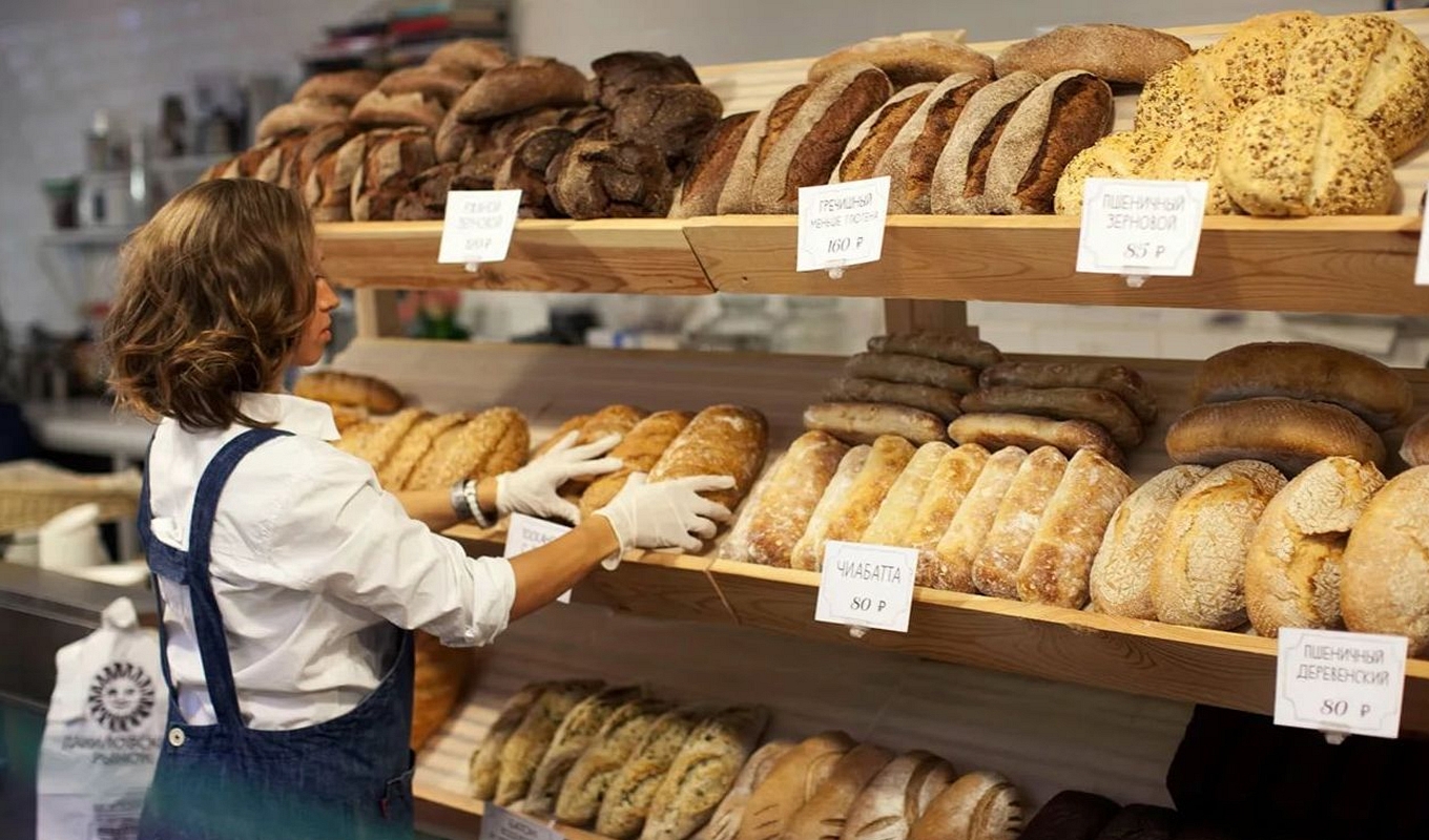 Хлеб сеть магазинов. Выкладка хлеба. Магазин хлебобулочных изделий. Хлебобулочные изделия на прилавке. Выкладка хлеба и хлебобулочных изделий в магазине.