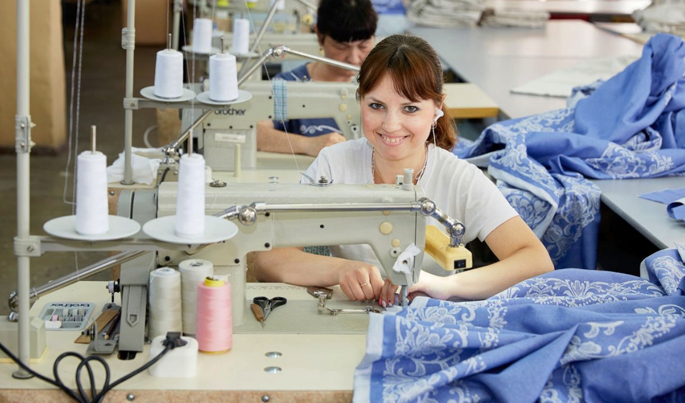 Фабрики пошива женской одежды. Швея. Швейное производство. Предприятие по пошиву одежды. Швейный цех.