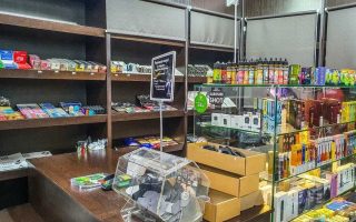 Табачный магазин всего в 1 минуте ходьбы от метро